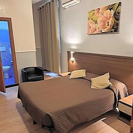 Leone Hotel *
